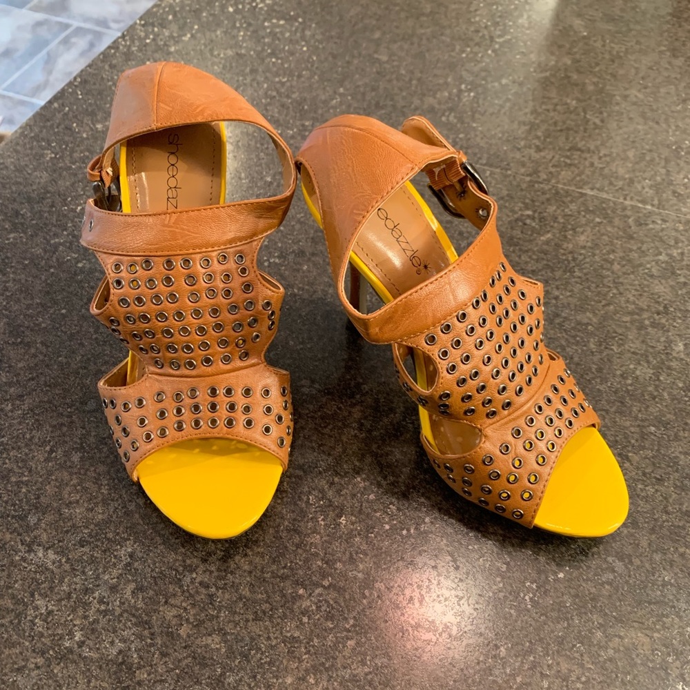 Size 7 Shoe dazzle heels camel and yellow